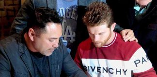 Boxer Álvarez, right, signs his new contract.