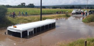 Flooding in Querétaro stranded a bus carrying students.