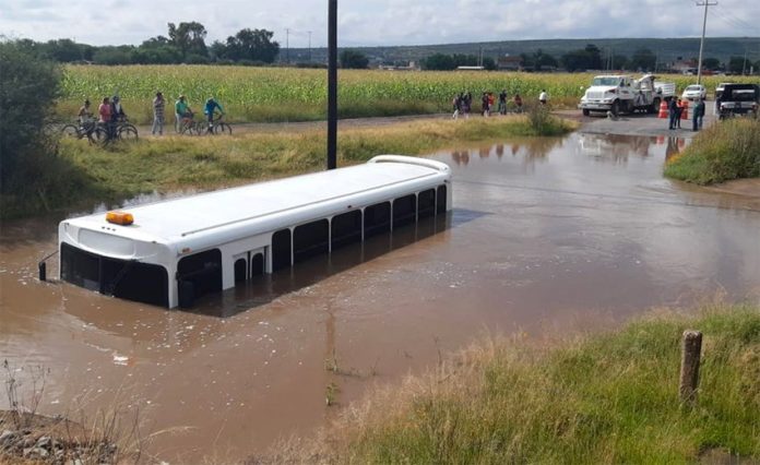 Flooding in Querétaro stranded a bus carrying students.