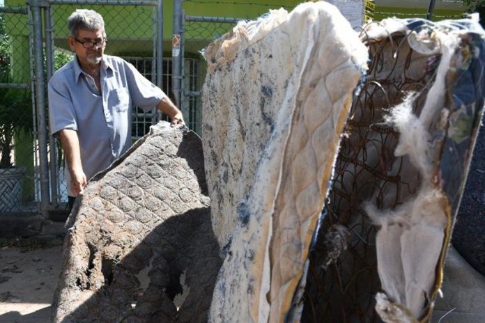 A Sinaloa man finds a used mattress inside its new covering.