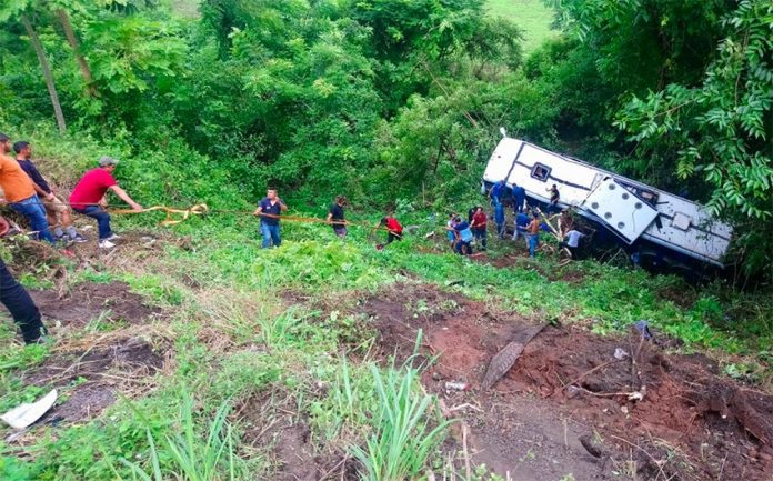The bus that went off the road yesterday in Nayarit.
