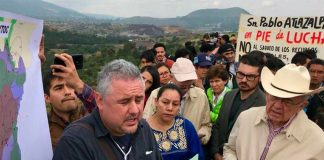 Future transportation secretary Jiménez, right, with airport neighbors.