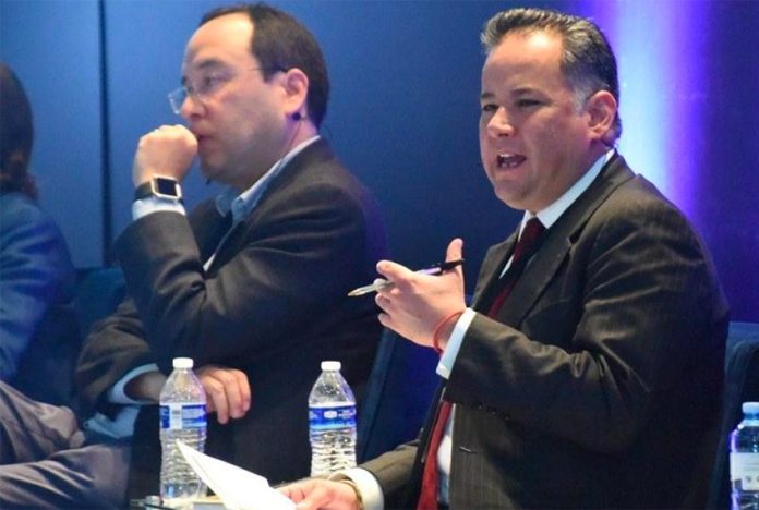 Nieto, right, speaks at a forum yesterday in Chihuahua.