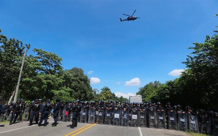 Police form a barricade today in Chiapas, hoping to stop the migrant caravan.