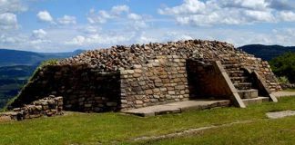 The pyramid and plaza at Zacatecas's Cerro del Teúl.