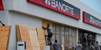 A Banorte branch boards up windows in preparation for Willa.