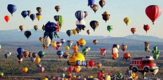 Balloons soar over León for annual festival.