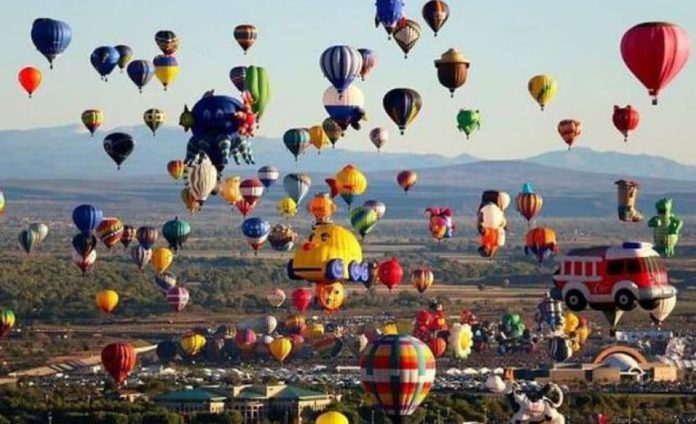 Balloons soar over León for annual festival.