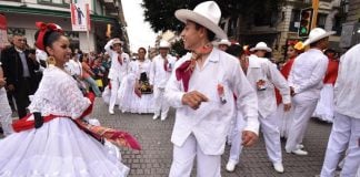 Record-setting dancers yesterday in Xalapa.