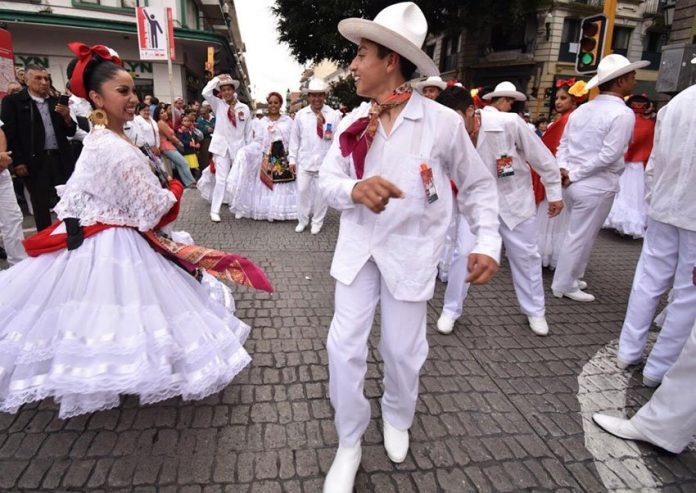 Record-setting dancers yesterday in Xalapa.