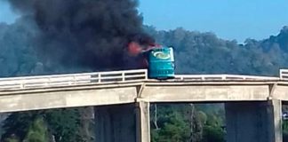 A bus burns on highway 200 in Tomatlán today.