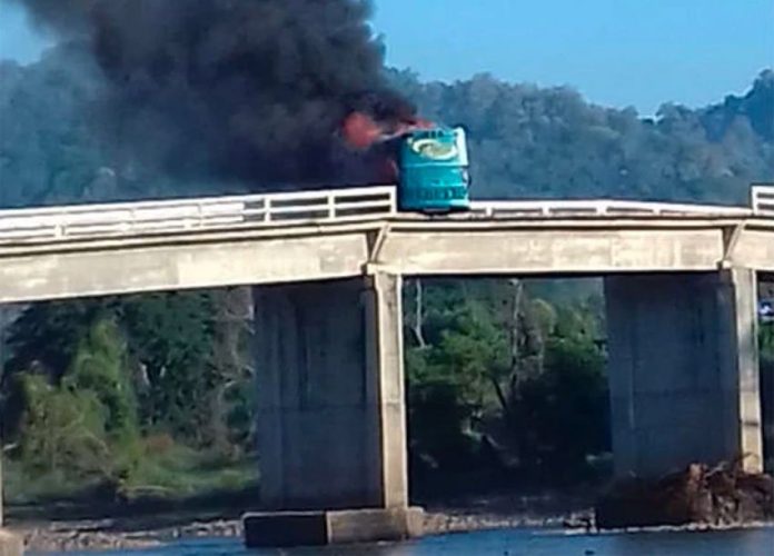A bus burns on highway 200 in Tomatlán today.
