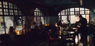 Patrons dine by candlelight in a Mérida restaurant during electricity rates protest.