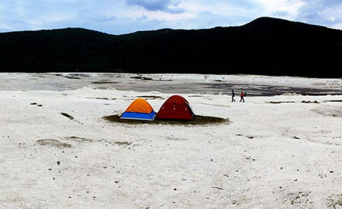 Campers inside the crater at Parangueo.