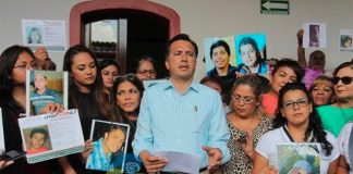 Incoming governor García and relatives of missing persons.