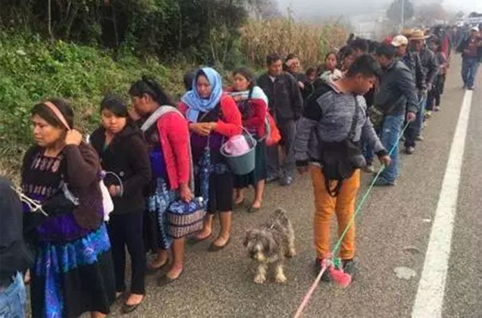 Displaced citizens of Chiapas on their march to the capital.