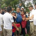 Immigration agents invite migrants to legalize their status.