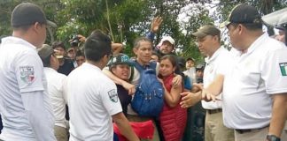 Immigration agents invite migrants to legalize their status.