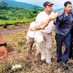 Immigration agents arrest a Central American migrant in Chiapas.