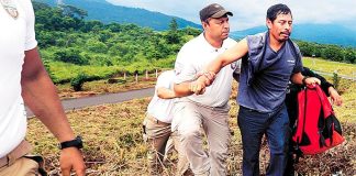 Immigration agents arrest a Central American migrant in Chiapas.