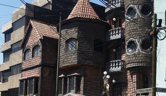 Colonia Narvarte has its own castle located on Enrique Rebsamen street.