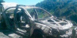 Patrol car burned by angry residents in Puebla.