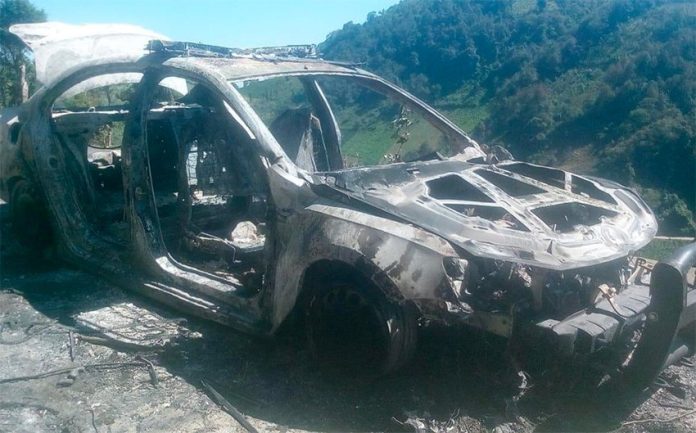 Patrol car burned by angry residents in Puebla.
