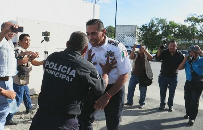 A police officer gets in a shoving match with Cancún's police chief.
