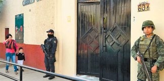A police officer and a soldier stand guard at a Guerrero school.