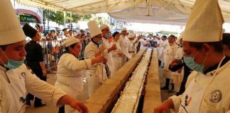 The world's longest tamal.