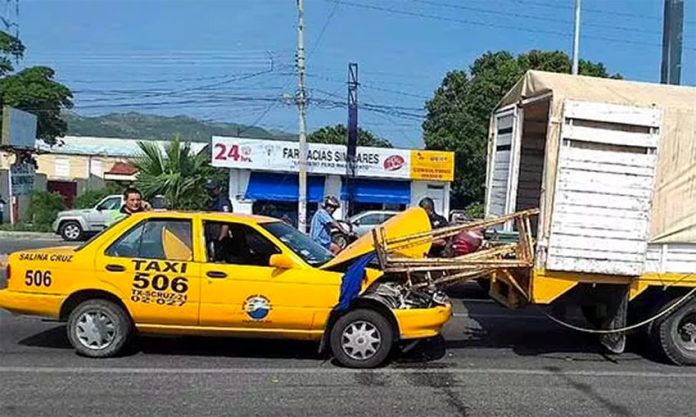 This accident occurred in July in Salina Cruz, Oaxaca. The driver admitted he had been texting.