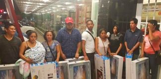 Successful Buen Fin bargain-hunters in Cancún.