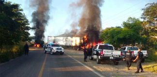 Vehicles burn yesterday in Tomatlán.