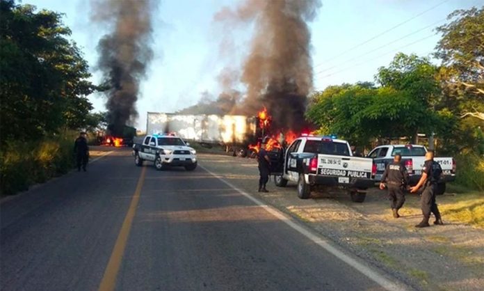 Vehicles burn yesterday in Tomatlán.