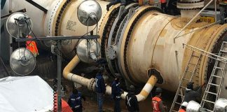 Workers are carrying out maintenance on the Cutzamala water system.