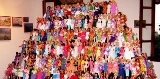 Pyramid of 425 Barbie dolls on display at a restaurant in 2009.