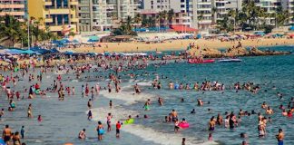 Tourists flock to Acapulco despite criminal violence and polluted beaches.