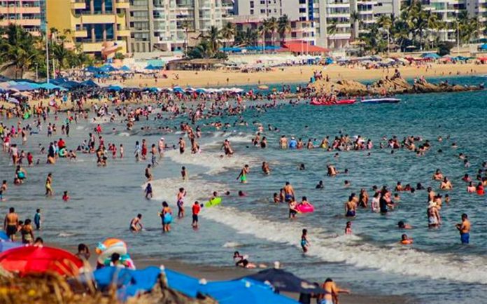 Tourists flock to Acapulco despite criminal violence and polluted beaches.