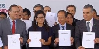Alcalde, second from left, signed an accord yesterday with business representatives.