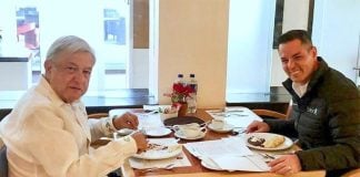 López Obrador, left, and Murat dine in Oaxaca.