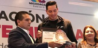 Governor Aureoles presents Zamora with the migrants' award.