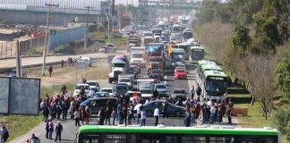 A blockade in Hidalgo yesterday, where 14,000 retired teachers are still waiting for their year-end bonus.