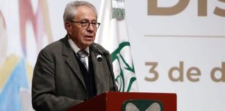 Health Secretary Alcocer speaks on Saturday in Mérida.