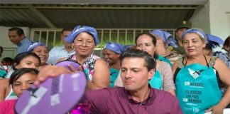 Ex-president Peña Nieto visits a hunger crusade kitchen in 2015.