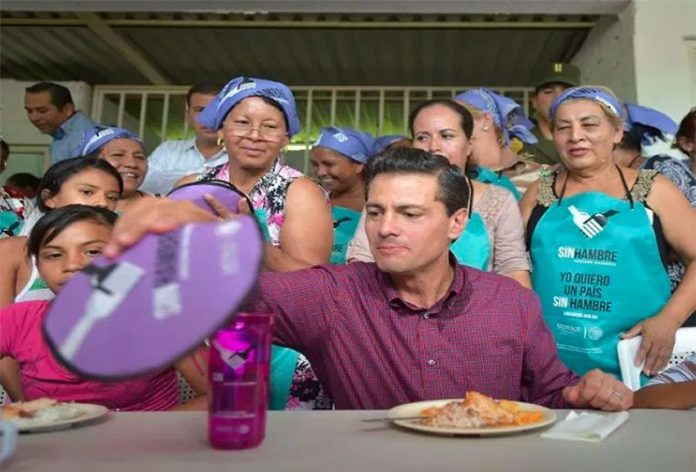 Ex-president Peña Nieto visits a hunger crusade kitchen in 2015.