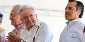 Transportation Secretary Jiménez, López Obrador and Veracruz Governor Cuitláhuac García at yesterday's announcement.