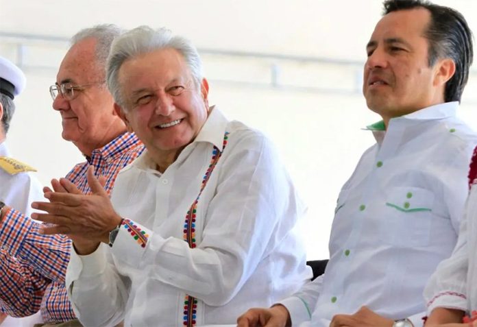 Transportation Secretary Jiménez, López Obrador and Veracruz Governor Cuitláhuac García at yesterday's announcement.