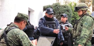 Military officials check weapons of municipal police.