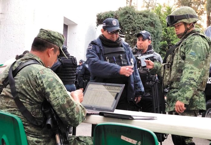 Military officials check weapons of municipal police.