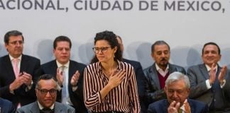 Labor Secretary Alcalde is flanked by wage commission head Peñaloza, left, and López Obrador.